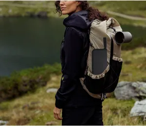 Vue détaillée de la pochette à couverts portable dans le sac à dos pour le camping.