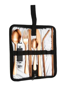 Gros plan sur l'ensemble de couverts portables en acier inoxydable or rose dans sa pochette.