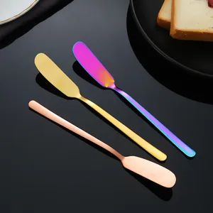 Vue détaillée de couteau à beurre en acier inoxydable avec trois couteaux colorés.