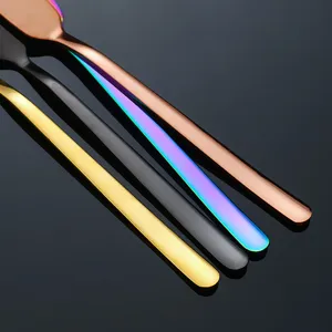 Détail de couteau à beurre en acier inoxydable avec quatre finitions métalliques.