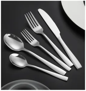 Detaillierte Nahaufnahme des Edelstahl Bestecksets mit elegantem quadratischem Griff.