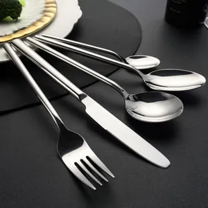 Edelstahl Besteck Set Detail Ansicht mit Gabel Messer und Löffeln mit rundem Griff.