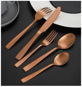 Edelstahl Besteck Set mit quadratischem Griff, roségoldenes Tafelmesser, Gabel und Löffel.