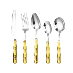 Set de couverts en acier inoxydable avec poignées bambou dorées, service de table 5 pcs.