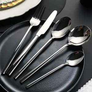 Detailansicht des Bestecksets aus Edelstahl mit polierten Silbergabeln, Messern und Löffeln.