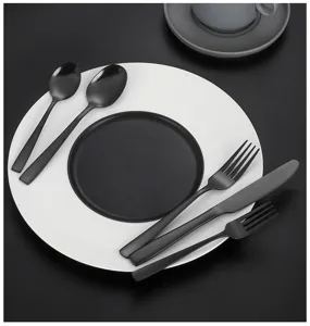 Mattes schwarzes Besteck-Set Detail mit moderner quadratischer Griff-Kuchengabel und Löffel.