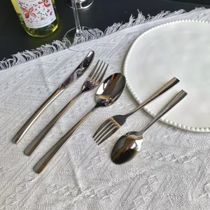 Moderner Edelstahl Besteck Detailshot mit quadratischem Griff Messer Gabel Löffel Set.
