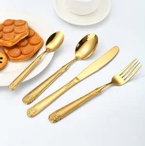 Ensemble de couverts dore en acier inoxydable avec motif de ble quatre pieces.