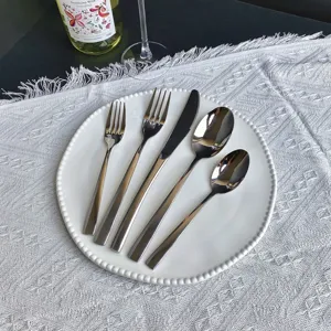 Modernes Besteckset aus Edelstahl mit viereckigem Griff, elegantes Essbesteck für den Tisch.