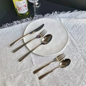 Modernes Besteckset aus Edelstahl, Essmesser, Gabel, Löffel, Küchen Geschirr für den Tisch.