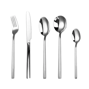 Edelstahl Besteckset mit dicken runden Griffen, einschließlich Messer, Gabel und Löffeln.