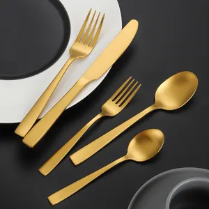 Luxus Besteckset aus Edelstahl in Gold mit modernem viereckigen Griff für den Tisch.