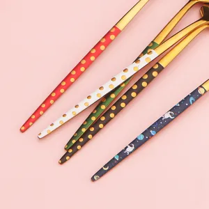 Set de cuillères en acier inoxydable de style nordique avec pois et motif spatial.