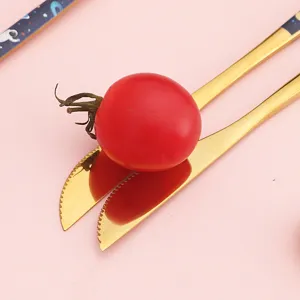 Ensemble de couteaux à beurre en acier inoxydable doré avec manche spatial et fruit.