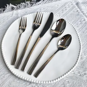 Edelstahl Besteckset, modernes Besteck mit viereckigem Griff, Messer, Gabel, Löffel für Küche Tisch.