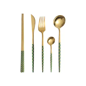 Ensemble de couverts en acier inoxydable de style nordique avec poignée à pois verts.