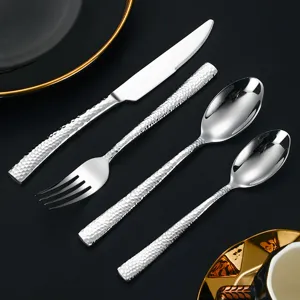 Set de couverts en acier inoxydable avec poignée martelée, élégante coutellerie de table.