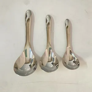Set di cucchiai da zuppa in acciaio inossidabile, finitura lucida, tre diverse dimensioni.