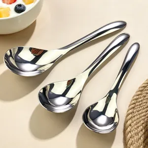 Vista dettagliata cucchiaio da zuppa rotondo in acciaio inox, elegante set di posate per cucina.