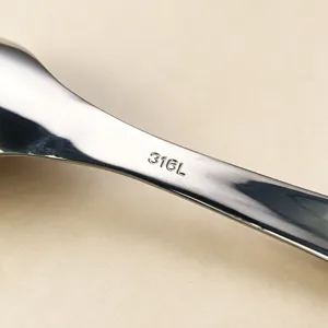 Primo piano dettagliato del manico del cucchiaio in acciaio inox 316L con marchio.