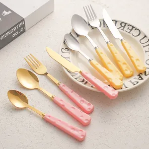 Set de couverts en acier inoxydable avec poignées en plastique en forme de fromage.