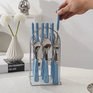 Ensemble de couverts en acier inoxydable avec poignée fromage et support, vue principale table.