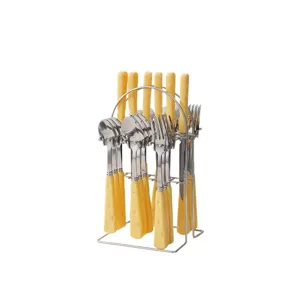 Set de couverts en acier inoxydable avec poignées jaunes style fromage et support en métal.