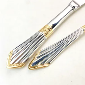 Detail de manche de couverts en acier inoxydable, couteau et fourchette dores gaufres.