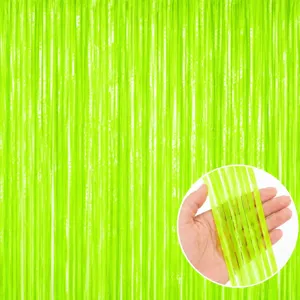 Primer plano de la cortina de flecos verde neón, mostrando la textura del material y brillo.