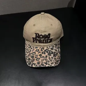 Gorra de béisbol vintage americana con visera de estampado de leopardo y bordado elegante