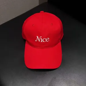 Κόκκινο καπέλο μπέιζμπολ με λευκό κέντημα Nice, casual στυλ για καθημερινή χρήση και μόδα.