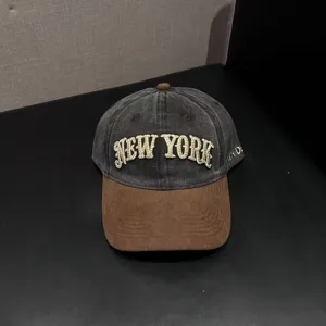 Vintage retro mavro kapelo baseball me kordoroy geisos kai omorfo kentima grammaton.