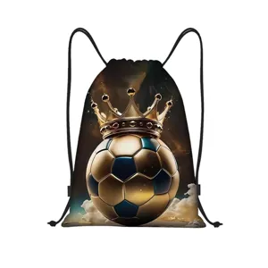 Vue détaillée du sac de sport en polyester avec imprimé ballon doré, idéal pour vos loisirs.