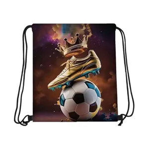 Sac à dos cordon en polyester avec impression football et chaussure dorée pour sport.