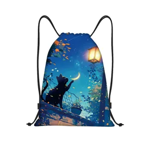 Vue détaillée du sac à dos cordon en polyester présentant un charmant imprimé de chat sous la nuit.