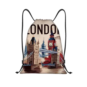Vue détaillée du sac à dos cordon en polyester thème Londres avec impression nette.