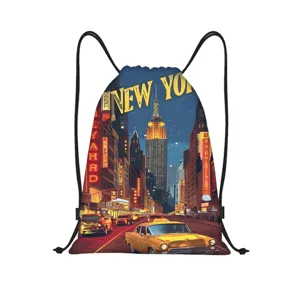 Détail de sac à dos cordon polyester avec un design d'impression graphique de New York.
