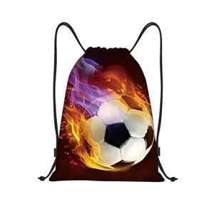 Gros plan détaillé du sac à dos cordon en polyester avec un superbe motif de ballon.