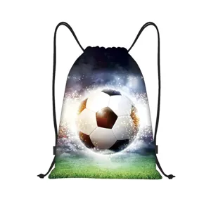 Vue detaillee du sac a dos cordon en polyester avec motif de football et cordons noirs sportifs.