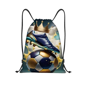 Vue détaillée du sac à dos cordon avec un imprimé graphique football et couronne.