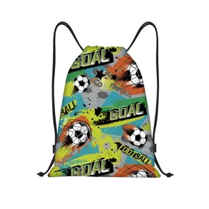 Sac à dos à cordon en polyester avec design graphique de football pour sports et fitness.