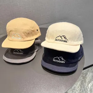 Nahaufnahme der japanischen 5-Panel-Baseballcaps mit kurzen Krempen und Berg-Bestickung.