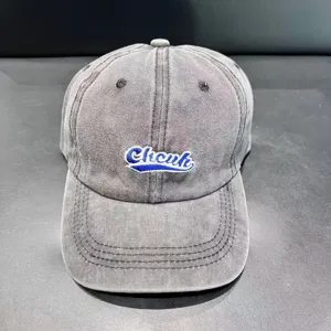Dettaglio cappello da baseball in denim lavato, berretto grigio vintage con visiera per donna.