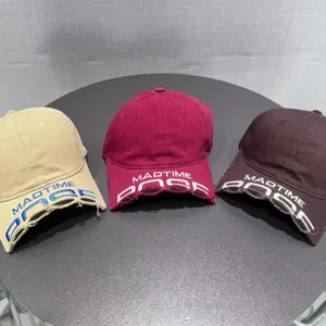 Cappellino da baseball ricamato e vissuto alla moda, ideale per uso quotidiano all'aperto.