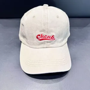 Vista dettagliata del cappellino da baseball in denim lavato con logo ricamato rosso, stile retro.