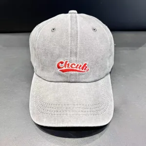 Cappellino da baseball in denim lavato vintage da donna con ricamo rosso stile retro.