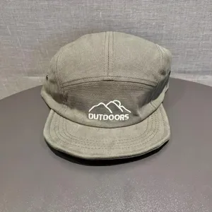 Nahaufnahme der 5-Panel-Outdoor-Campcap mit kurzem Schirm und Bergblick-Stickdetail.
