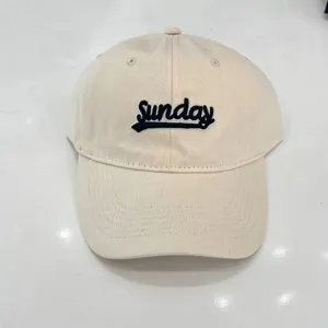 Casual berretto beige con ricamo Sunday nero, cappello parasole versatile per uso quotidiano.