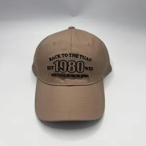 Λεπτομερές κοντινό πλάνο του χακί κεντημένου καπέλου μπέιζμπολ με τα μπροστινά στοιχεία 1980.