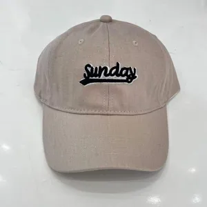 Dettaglio berretto da baseball cachi, ricamo lettera Sunday, cappello casual in cotone.
